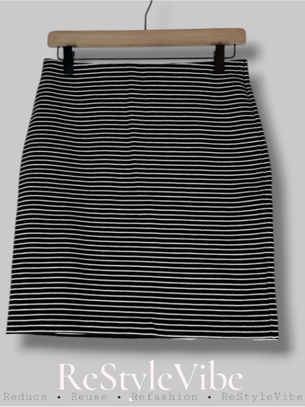 LOFT ANN TAYLOR Women’s Size S Skirt Striped Stretch NWT Black White Stretch NWT